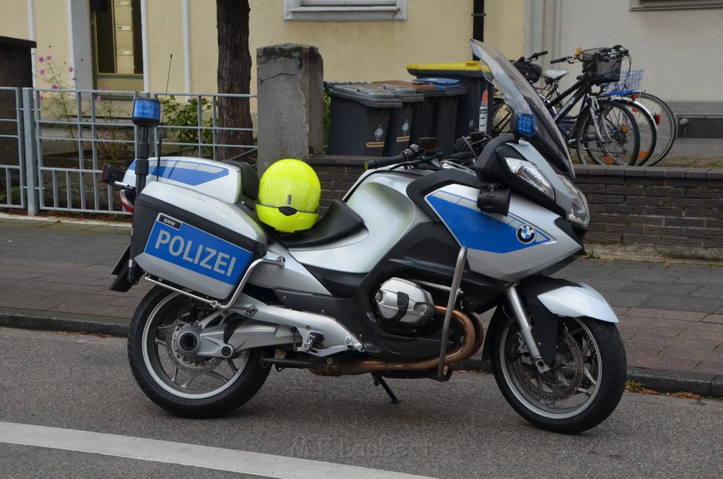 Einsatz BF Messerstecherei Koeln Ostheim Servatiusstr P24.JPG - Miklos Laubert